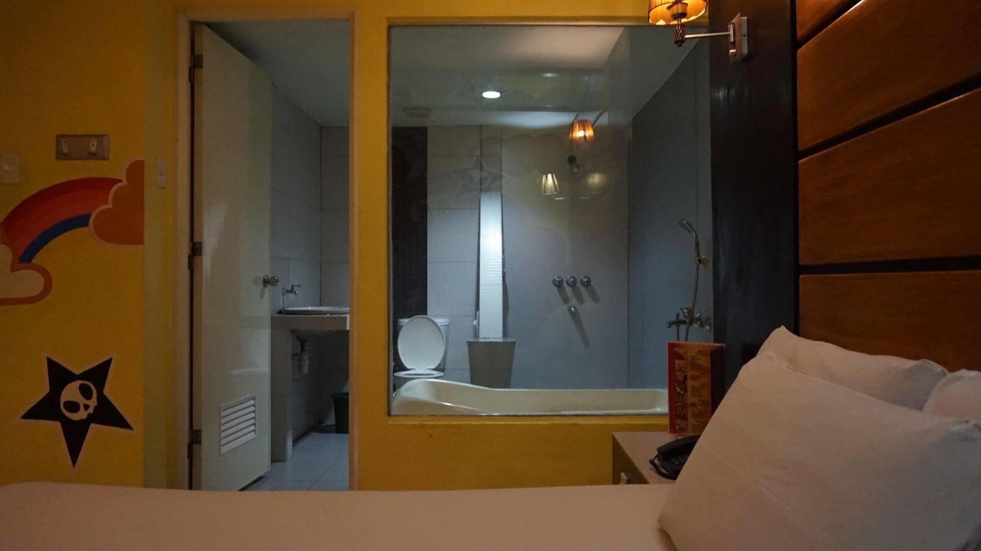 Harts Hotel-Quezon City Ngoại thất bức ảnh
